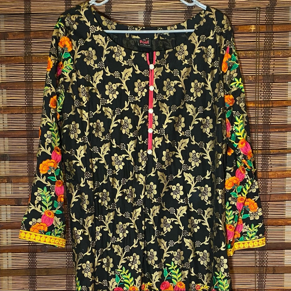 Black and gold outta with bright colored flowers